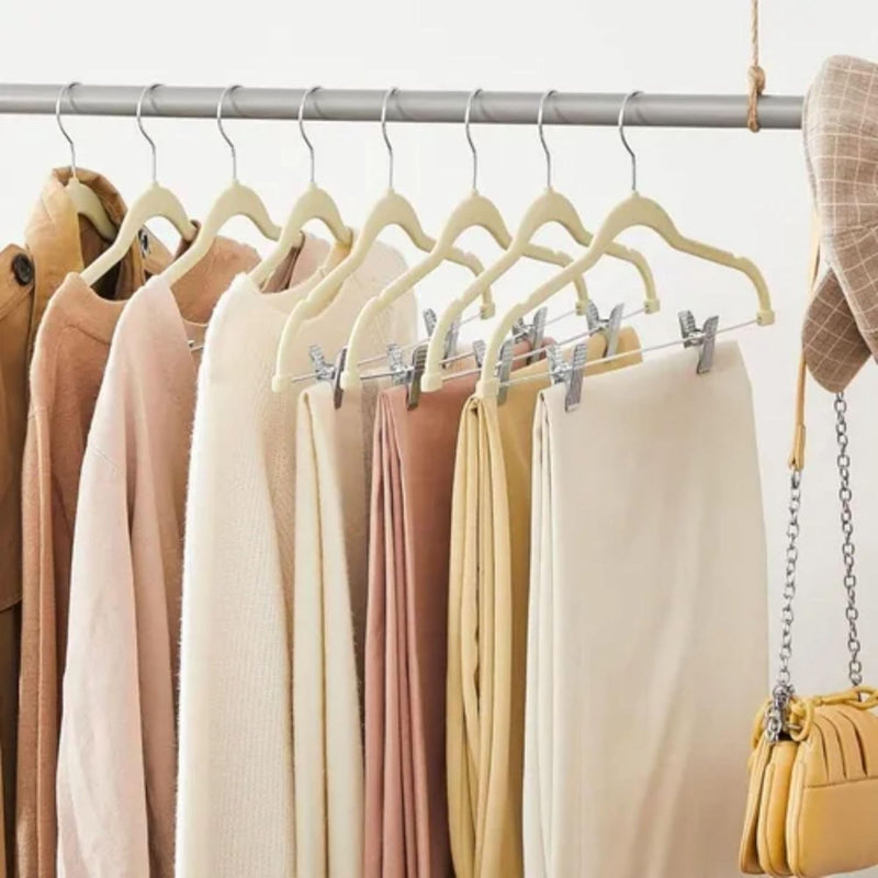 Kit 10 Cabide de Veludo Slim com Presilha de Metal Preto Cinza Bege Antiaderente Reforçado Elegante