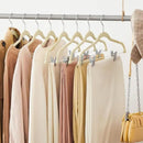 Kit 30 Cabide de Veludo Slim com Presilha de Metal Preto Cinza Bege Antiaderente Reforçado Elegante