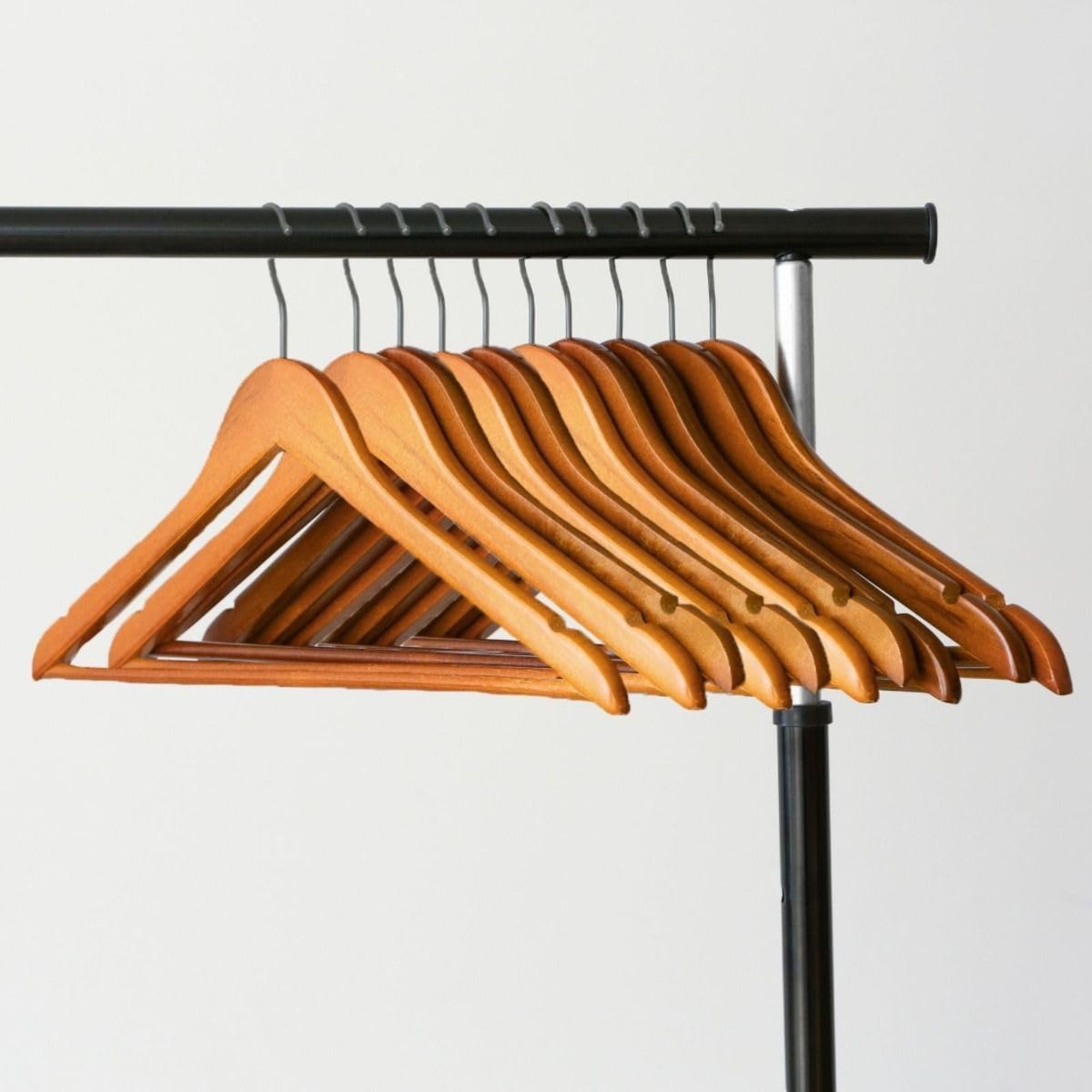 Kit 12 Cabides de Madeira Adulto Slim Envernizados com Barra Antideslizante e Rachadura para Alça - Imagem 8