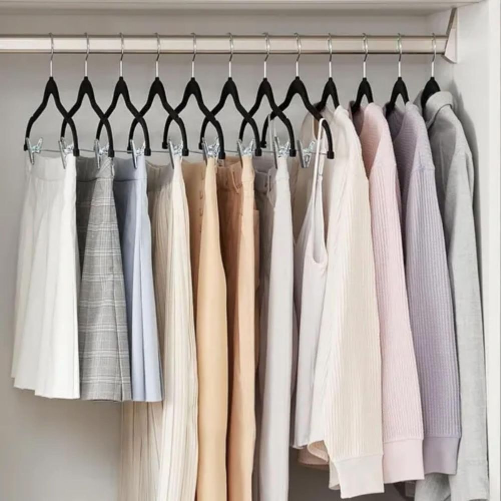 Kit 5 Cabides de Veludo Slim com Presilha de Metal Preto - Antiaderente, Reforçado e Elegante - Imagem 3